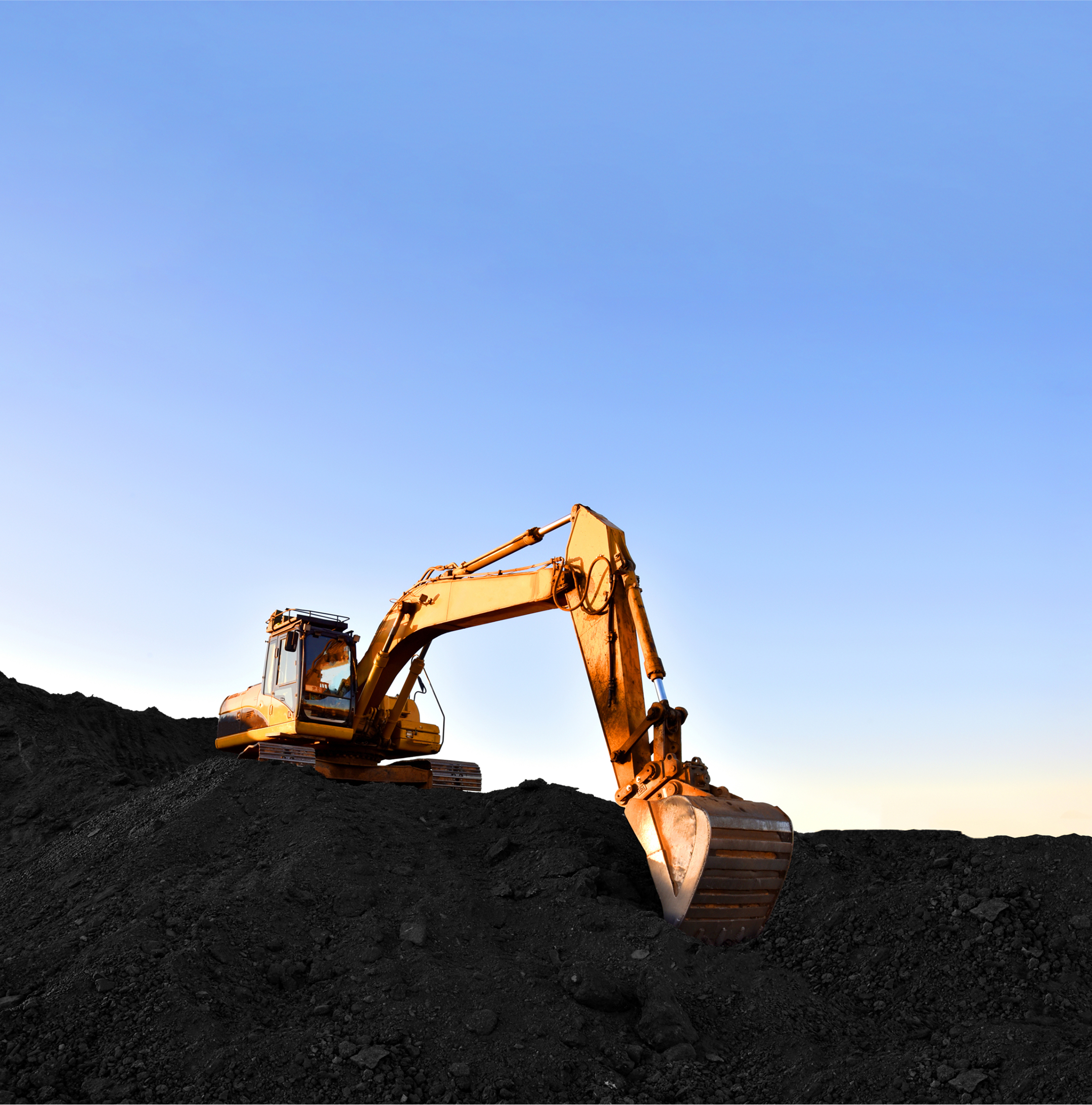 Excavadora amarilla estacionada al atardecer, representando la maquinaria pesada lista para la checklist de mantenimiento y preparación para el invierno de octubre, con el fin de asegurar un 2026 rentable.