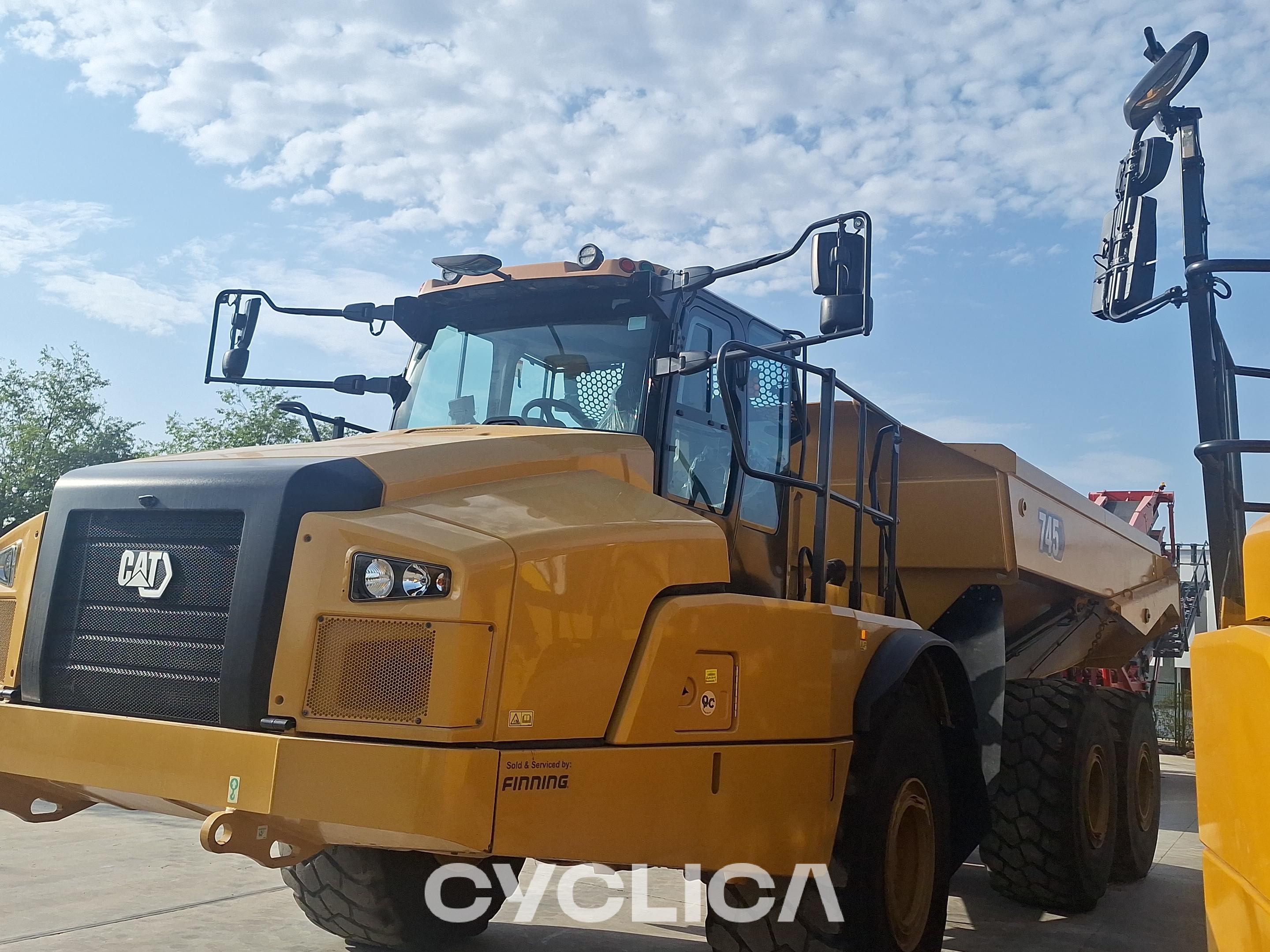 Dumpers and articulated trucks  745 3T602672 - 3