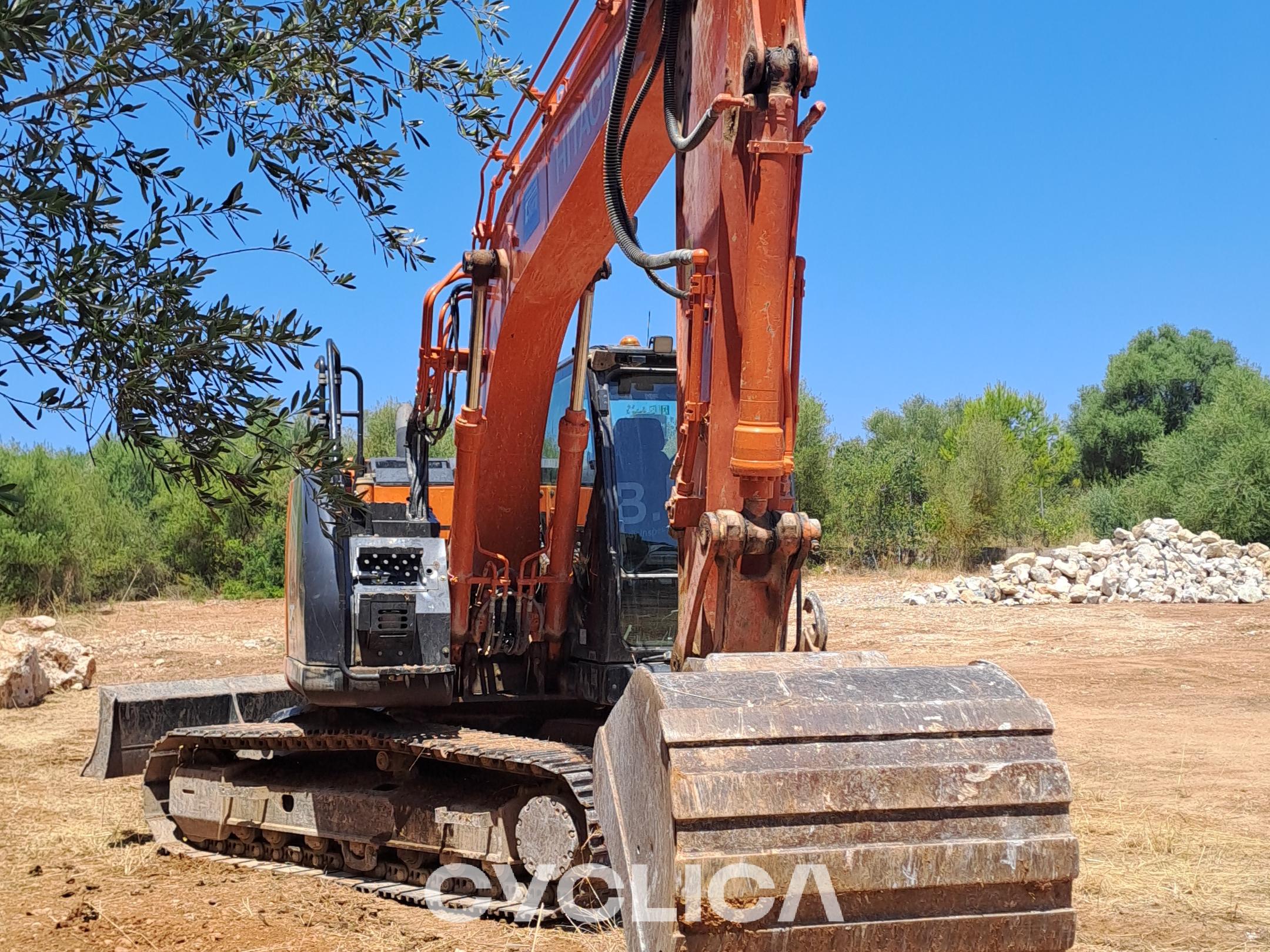 Escavatori cingolati  zx135 P00095473 - 2