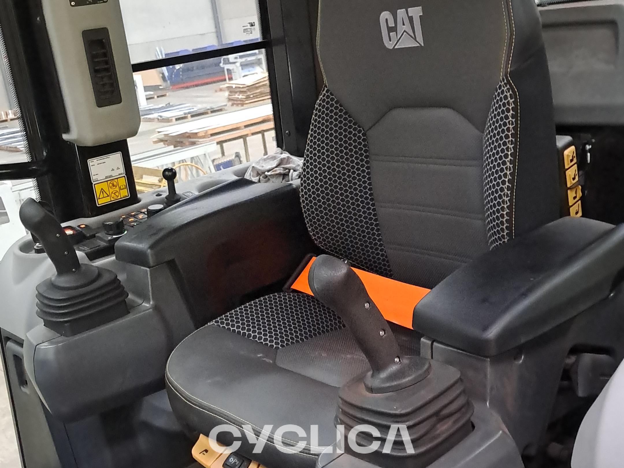 Натоварувачи-гасеничари 963K LTT00424 - 12