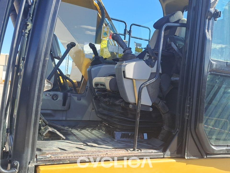 Ровокопачи-гасеничари  326F HCJ10085 - 9