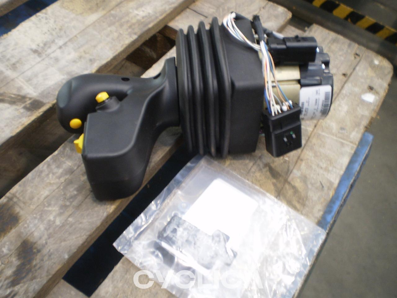 Elektronske komponente  PIEZAS US 4588670U - 1