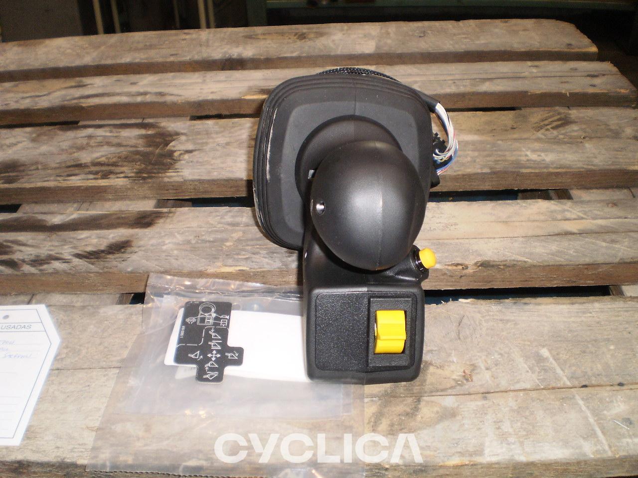 Elektronske komponente  PIEZAS US 4588670U - 2