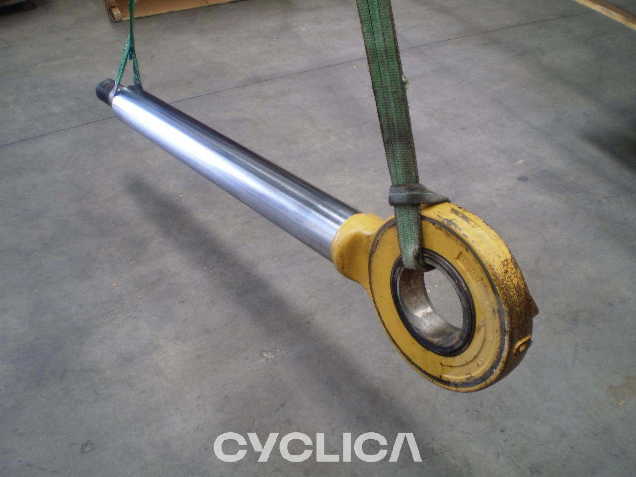 Hidravlični deli  988G 1357816U - 2