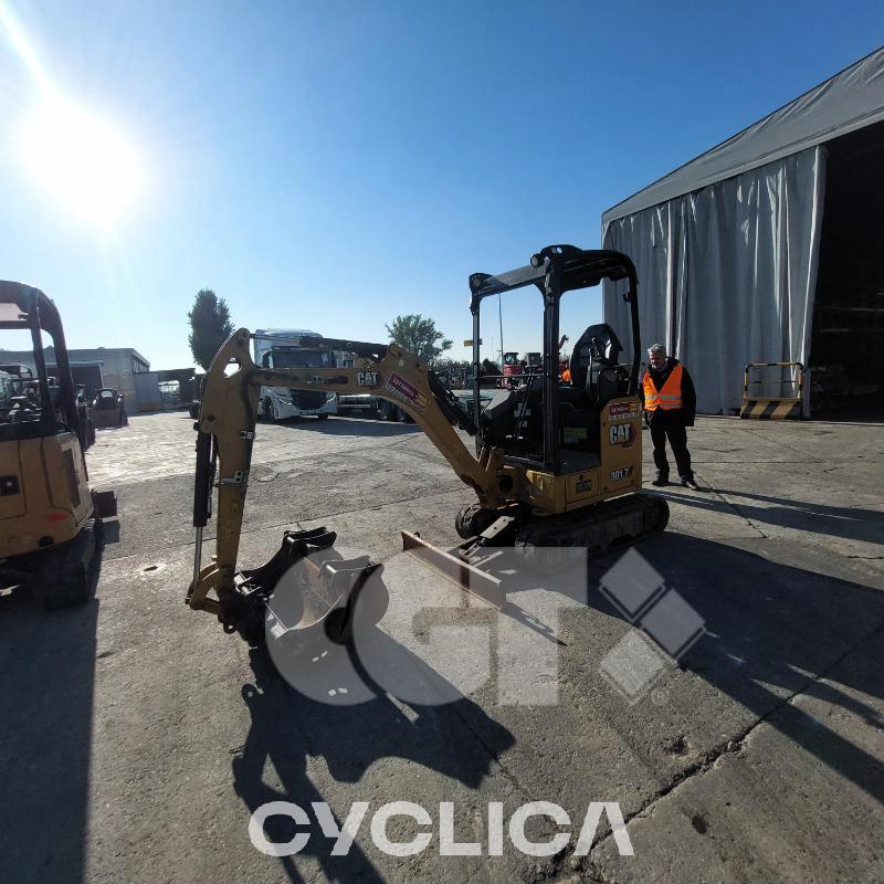Bageri gusjeničari  301.7 JH704078 - 2