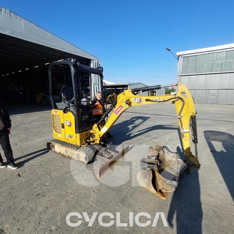 Bageri gusjeničari  301.7 JH704078 - 4