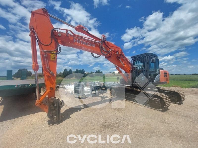 Eskavatorë me Zinxhirë  ZX240 5YL00700### - 1