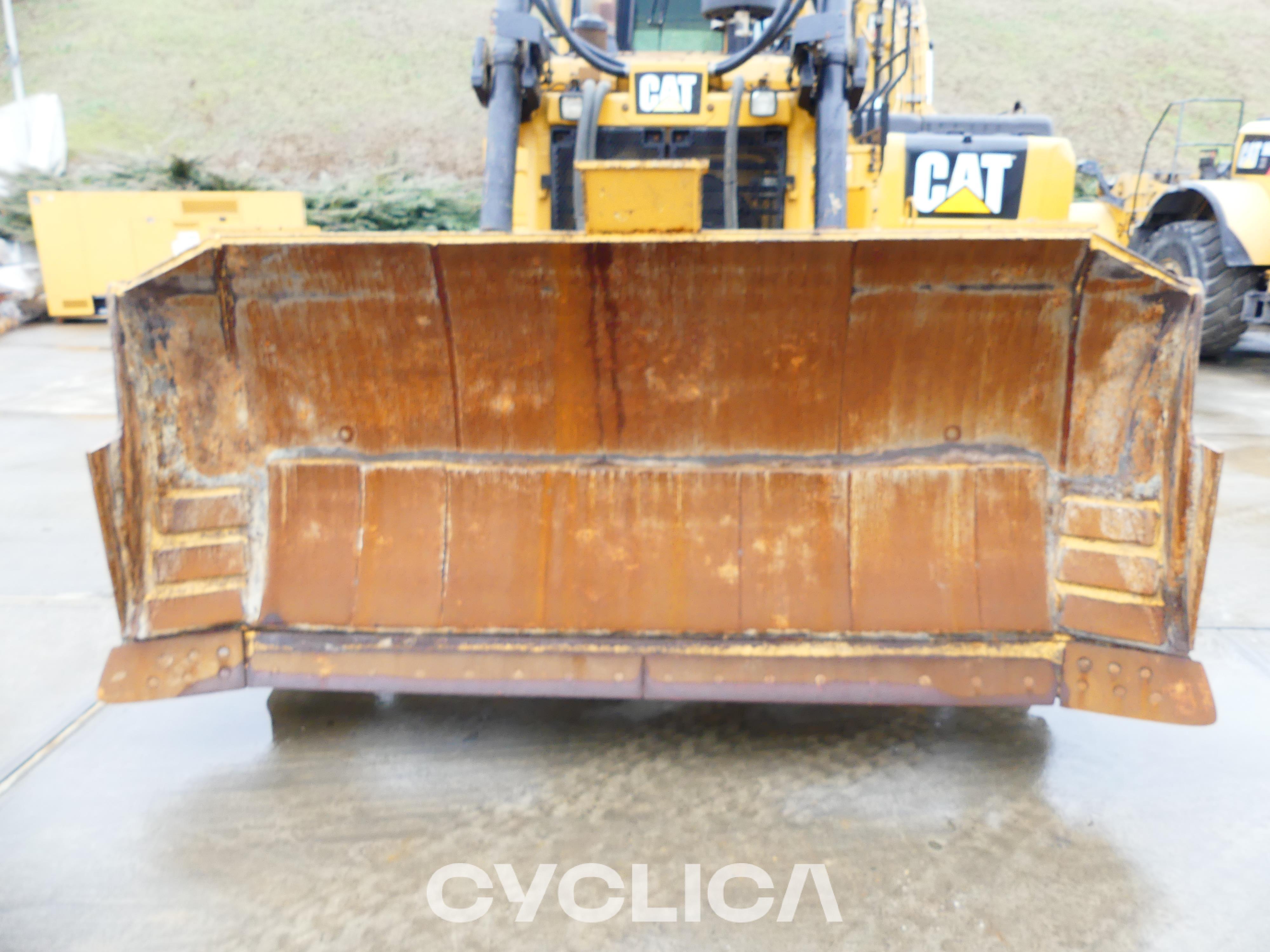 Bulldozers and crawler tractors  D6T XL 2B300179 - 15