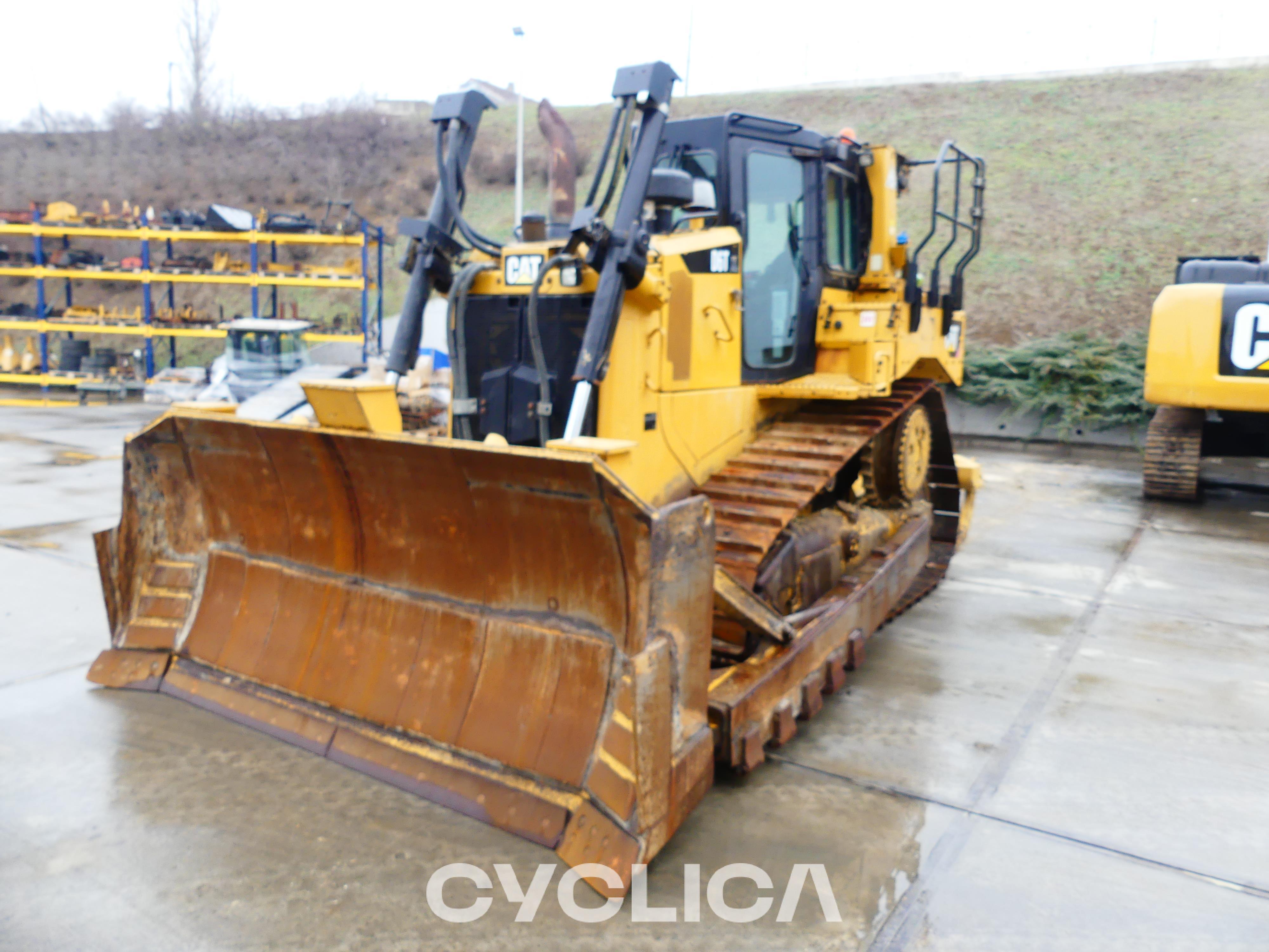 Bulldozers and crawler tractors  D6T XL 2B300179 - 1
