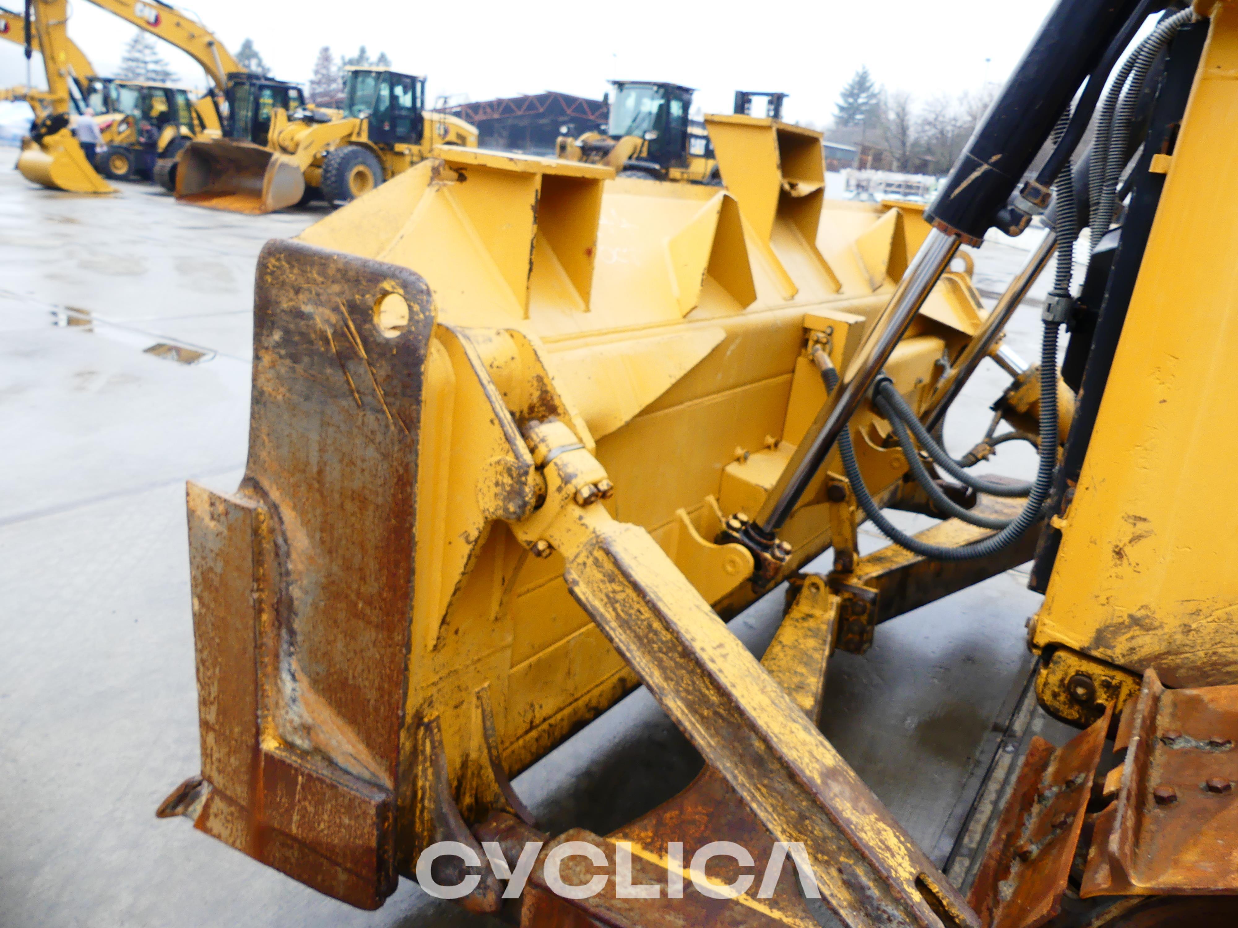 Bulldozers and crawler tractors  D6T XL 2B300179 - 14