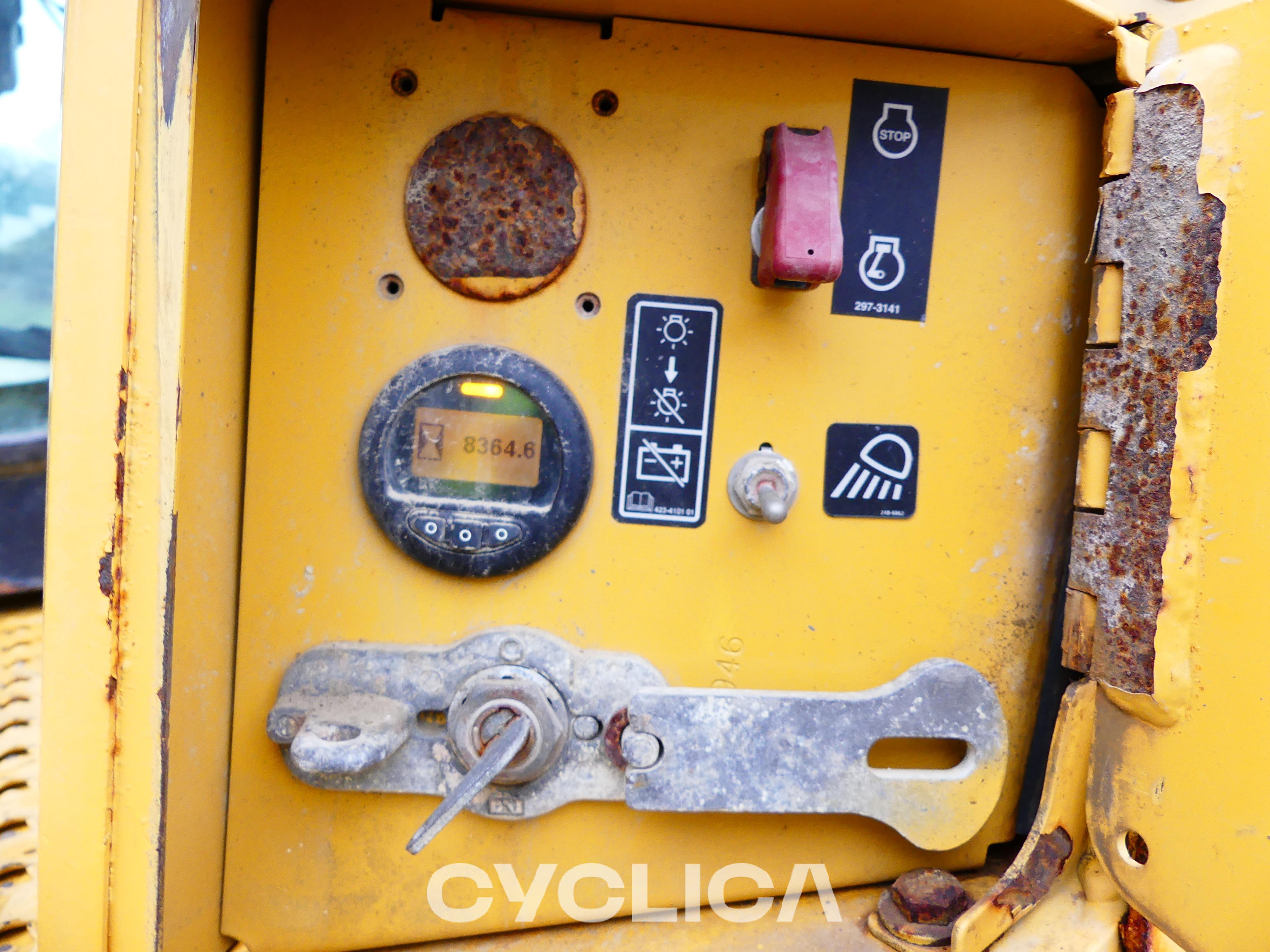 Bulldozers and crawler tractors  D6T XL 2B300179 - 24