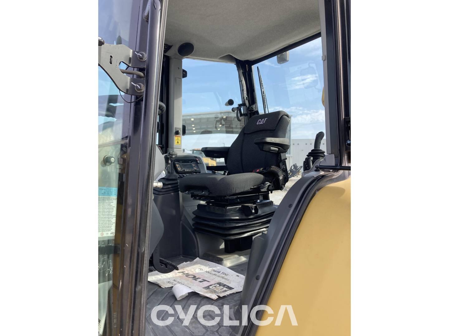 Backhoe loaders  428-07 H7D00678 - 11