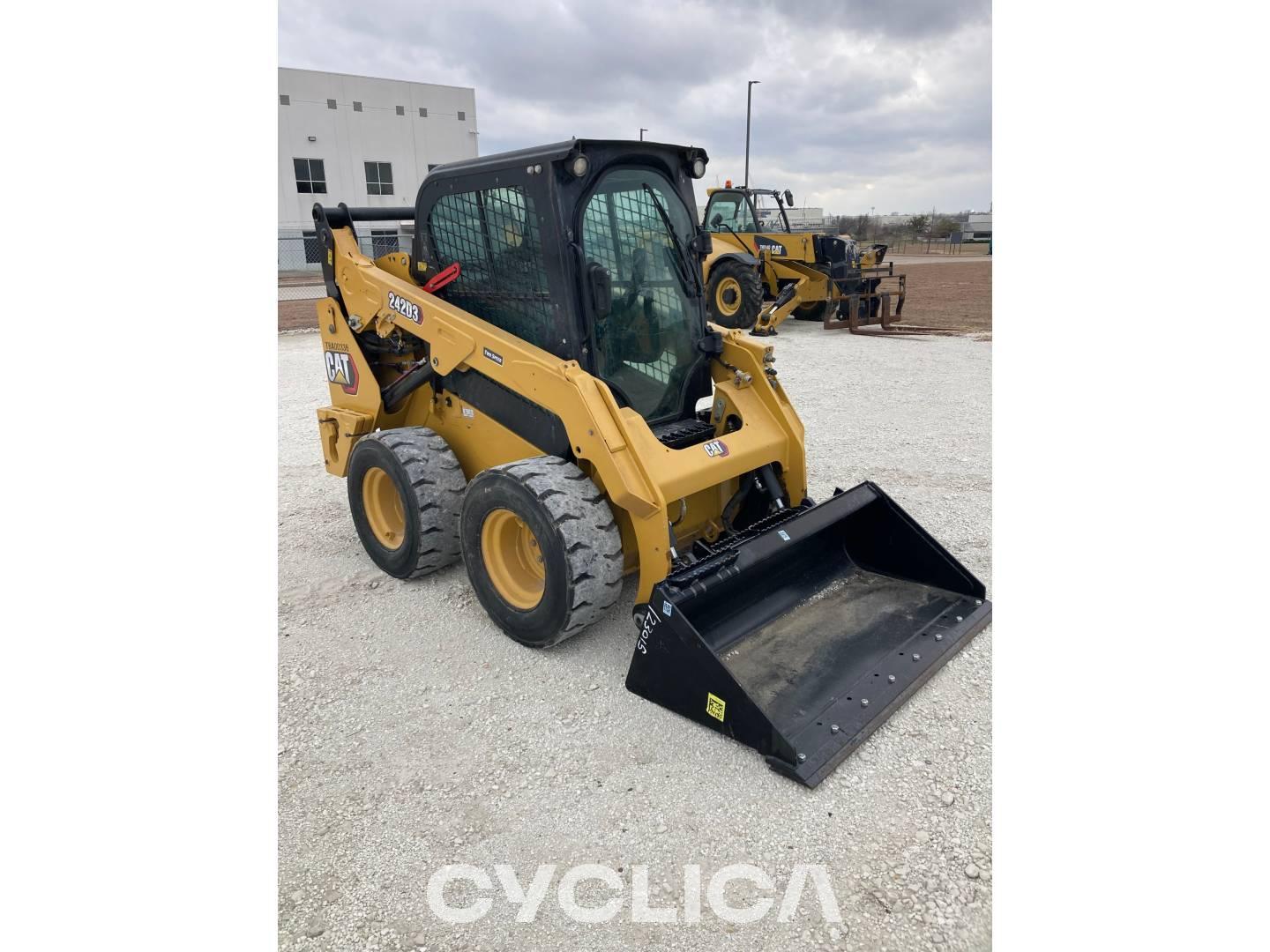 Skid steers  242D3 T8A00336 - 3
