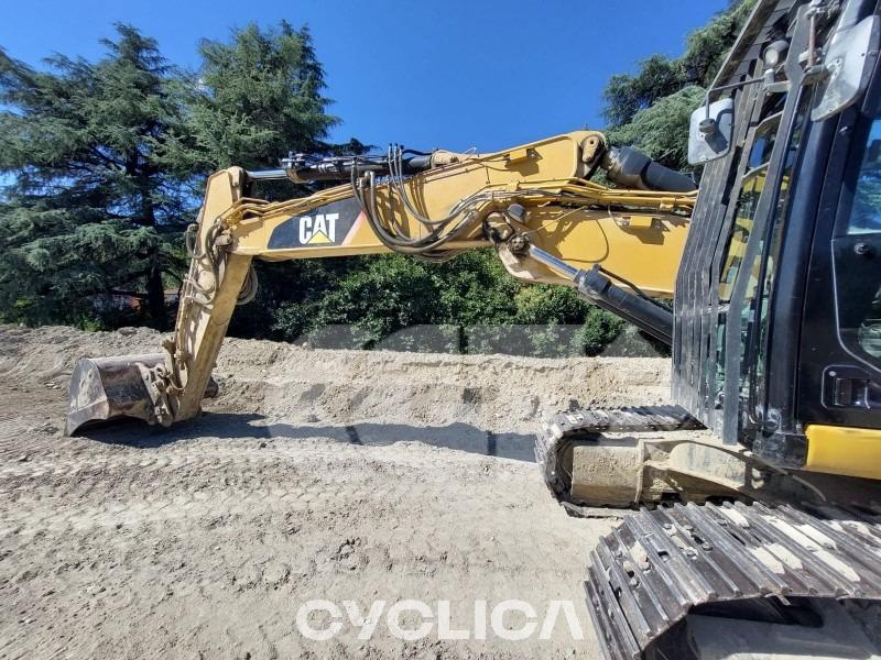 Eskavatorë me Zinxhirë  323F SA FA200### - 6