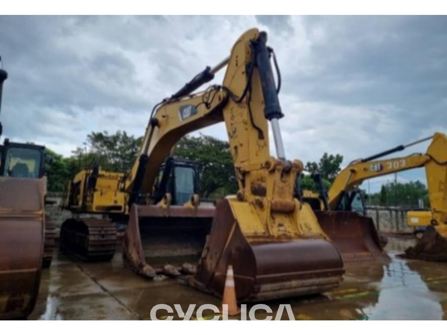Eskavatorë me Zinxhirë  374F MFL10023 - 2