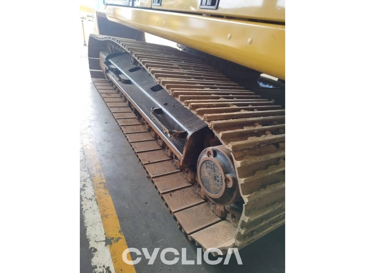 Bageri guseničari  330-07GC FEK50043 - 9