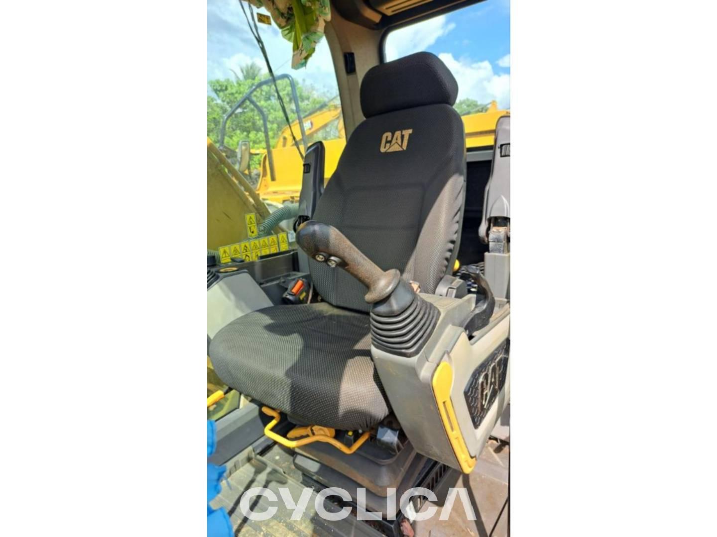 Bageri gusjeničari  320-07 ZBN10036 - 9