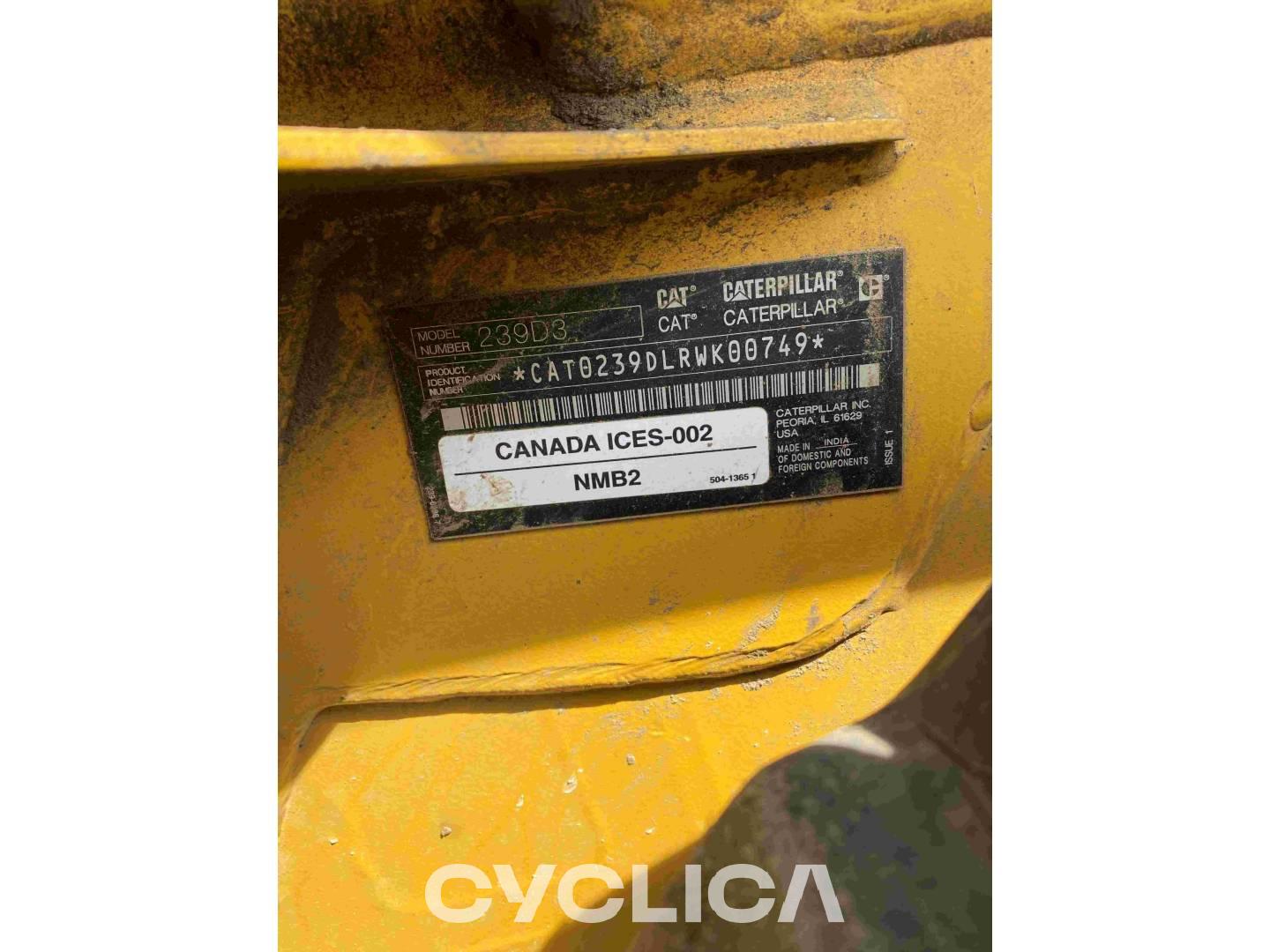 Повеќетеренски мини натоварувачи  239D3 RWK00749 - 6