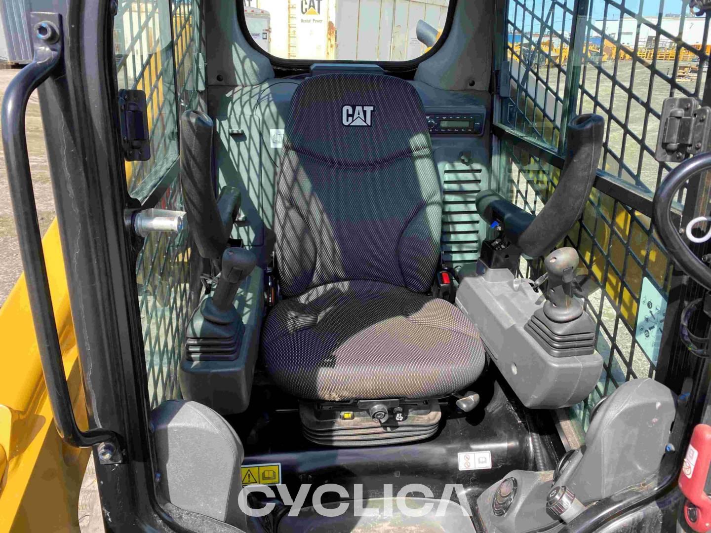 Повеќетеренски мини натоварувачи  239D3 RWK00749 - 8