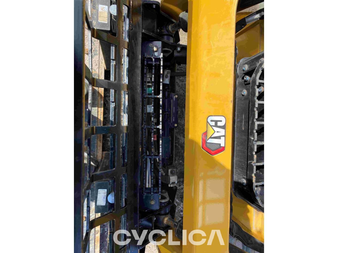 Повеќетеренски мини натоварувачи  239D3 RWK00749 - 9