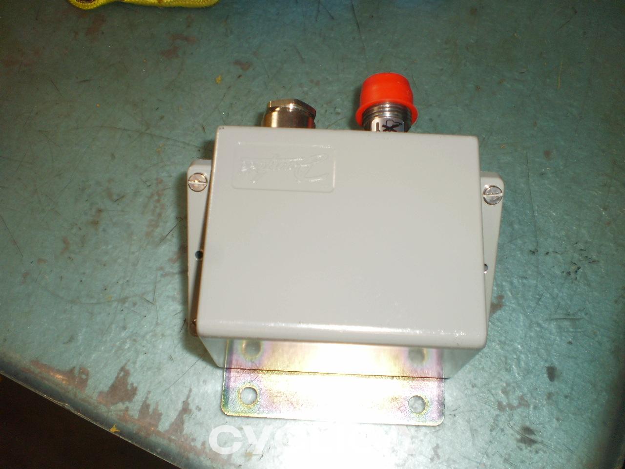 Electronic components  PIEZAS US 1684814 - 3
