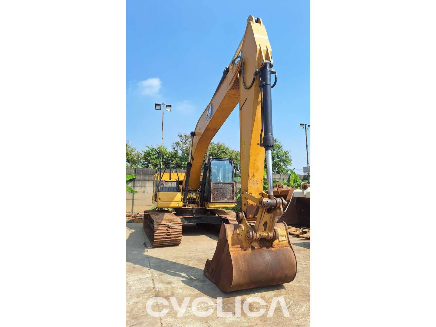Pelles sur chenilles  320-07GC DKJ40310 - 1