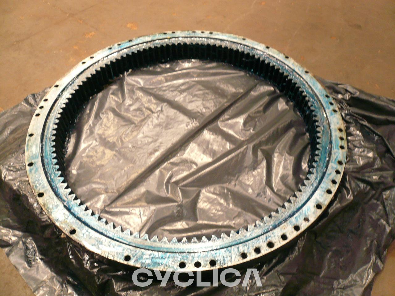 Grupe fuqie  323L 5674399 - 1