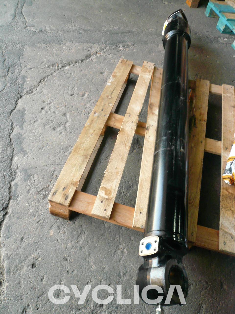 Hydraulic  323L 5863638 - 1