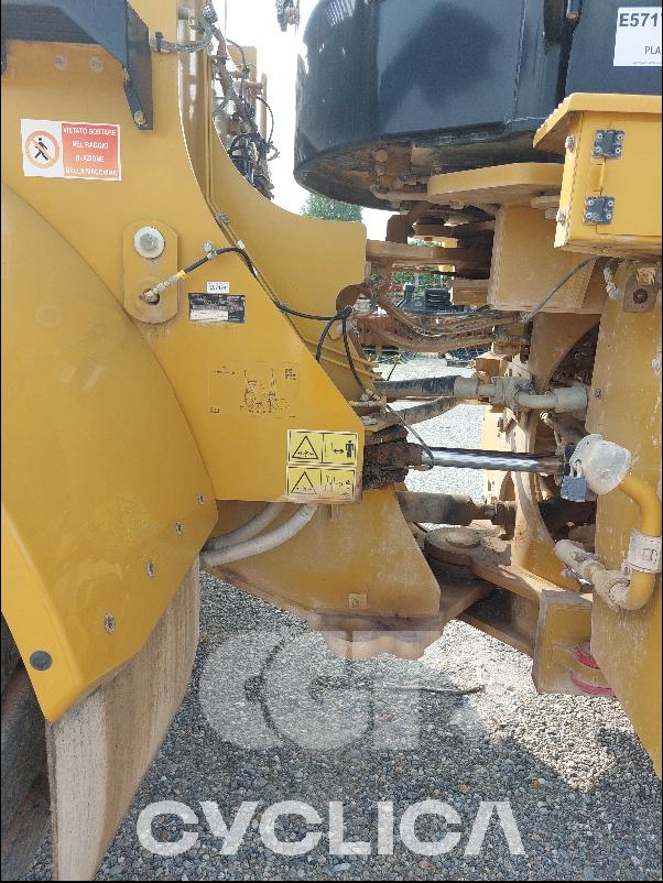 Utovarivači  972M XE R1Z00### - 11