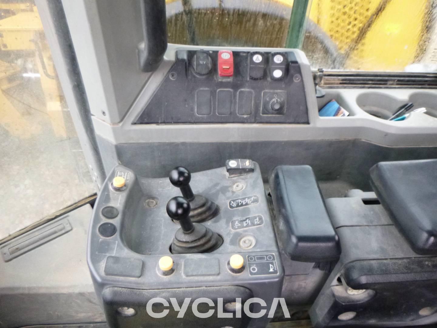 Utovarivači  972M JPR00813 - 25