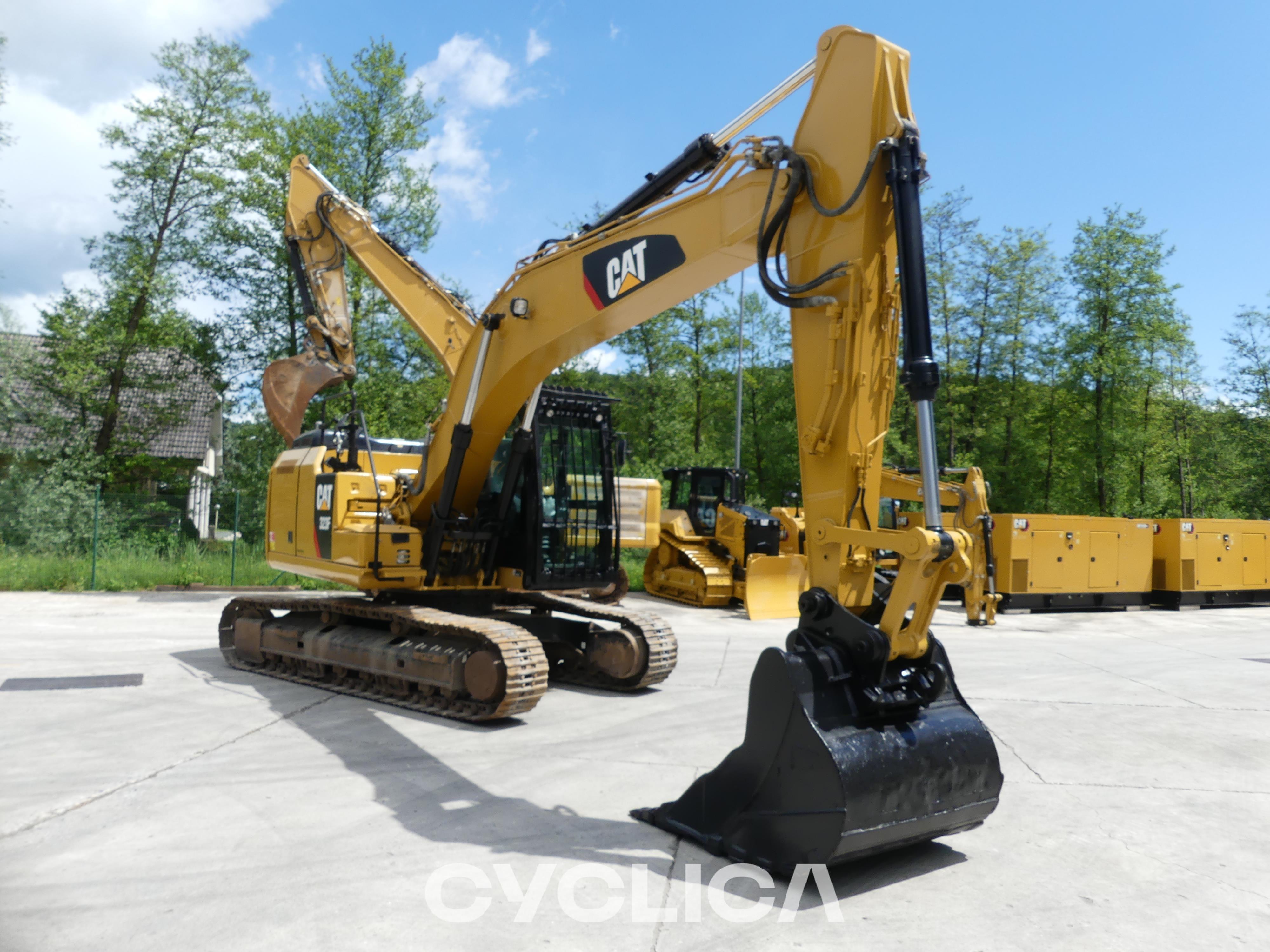 Bageri guseničari  323F MFY20283 - 25