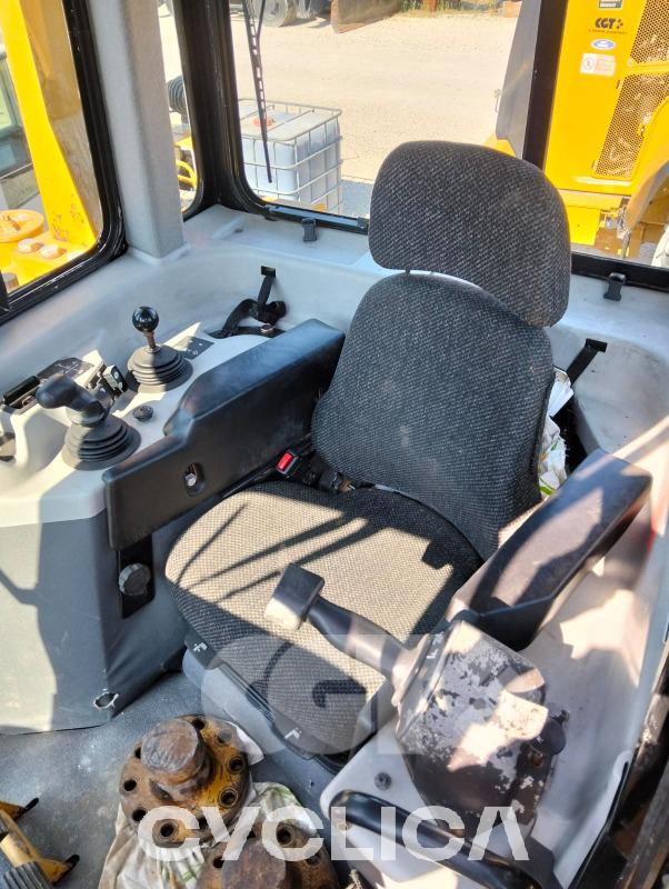 Buldozere dhe Traktorë me zinxhirë  D6T LAE00380 - 5