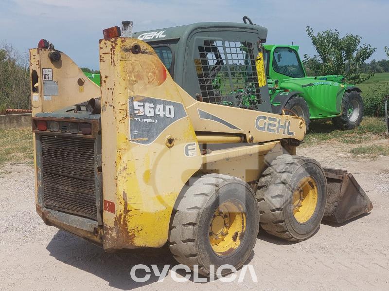 Повеќетеренски мини натоварувачи  SL5640 J00511575 - 2