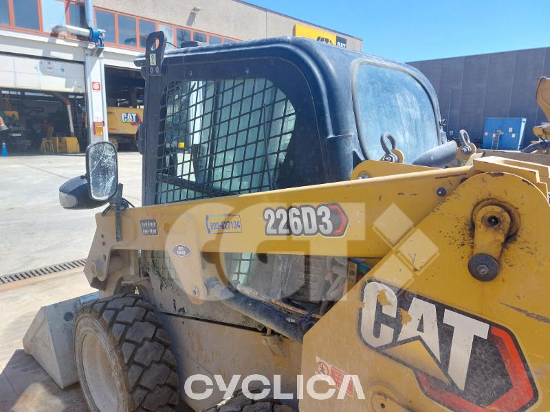 Повеќетеренски мини натоварувачи  226D3 EK502089 - 2