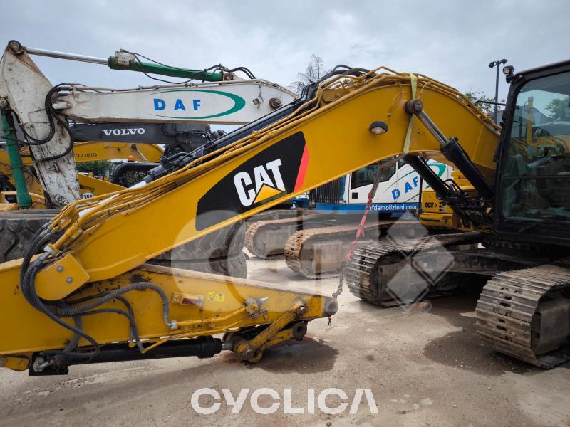 Ровокопачи-гасеничари  323F YEC10034 - 6