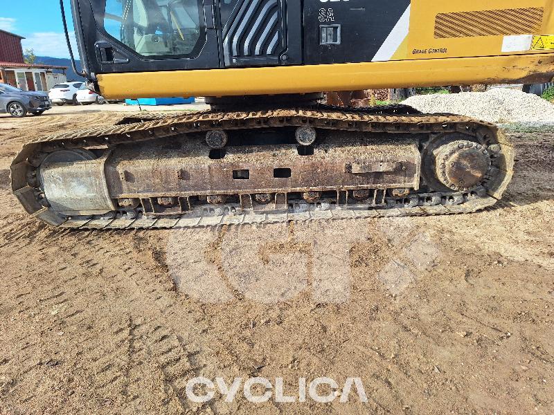 Ровокопачи-гасеничари 323F SA FA210149 - 6