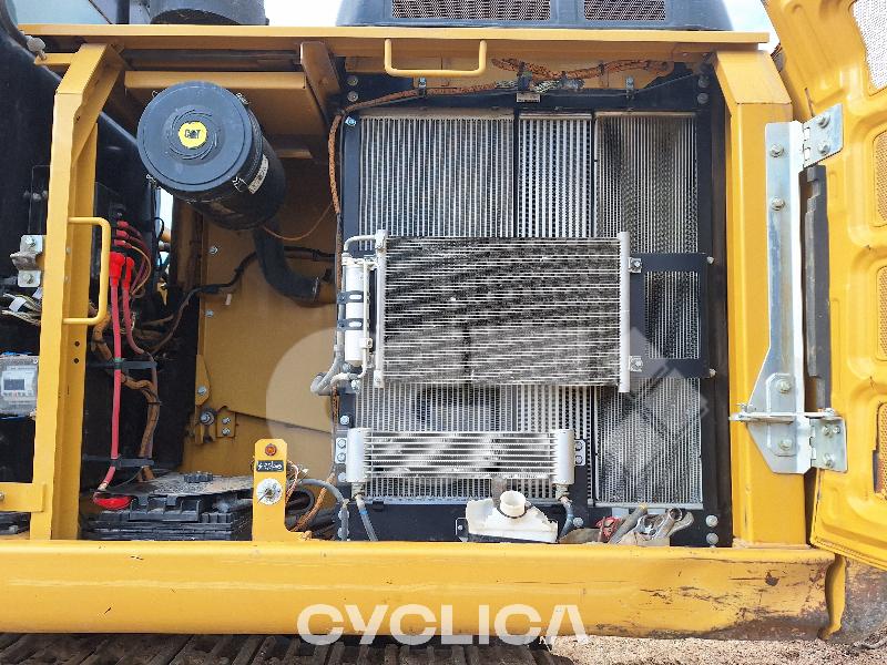 Ровокопачи-гасеничари 323F SA FA210149 - 10