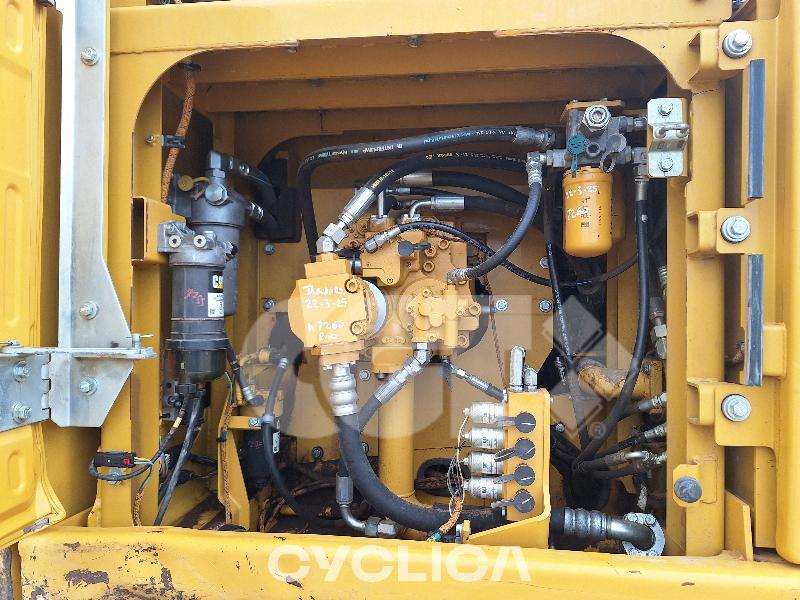 Ровокопачи-гасеничари 323F SA FA210149 - 11