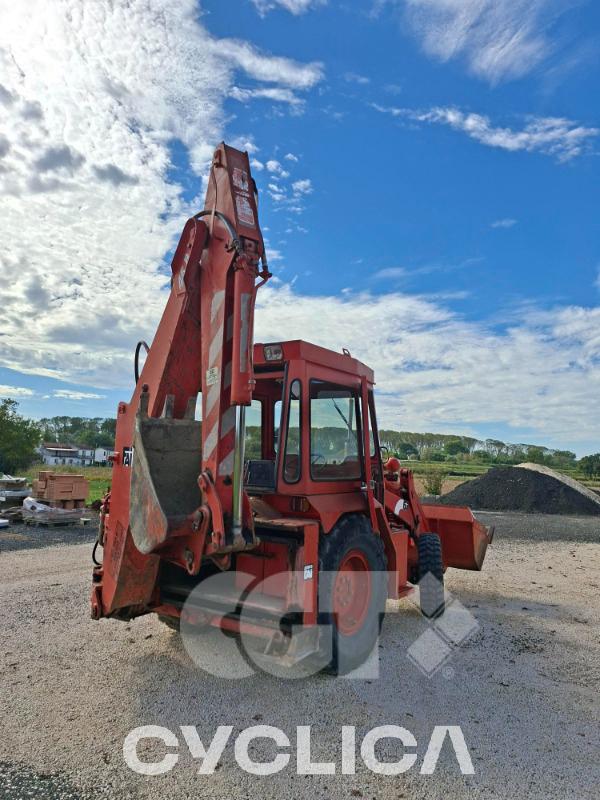 Rovokopači-utovarivači 67BDT EU05245M0UPV### - 11