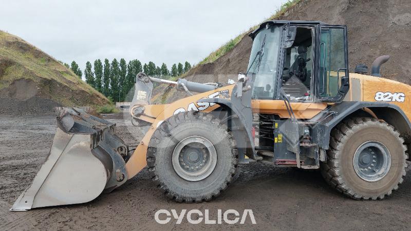 Utovarivači na točkovima  821 ZHE12### - 2