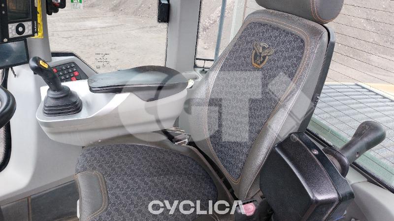 Utovarivači na točkovima  821 ZHE12### - 13