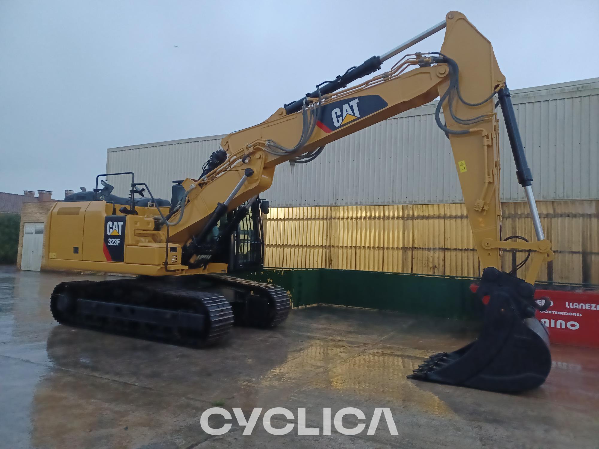 Bageri gusjeničari  323F SA FA210187 - 2