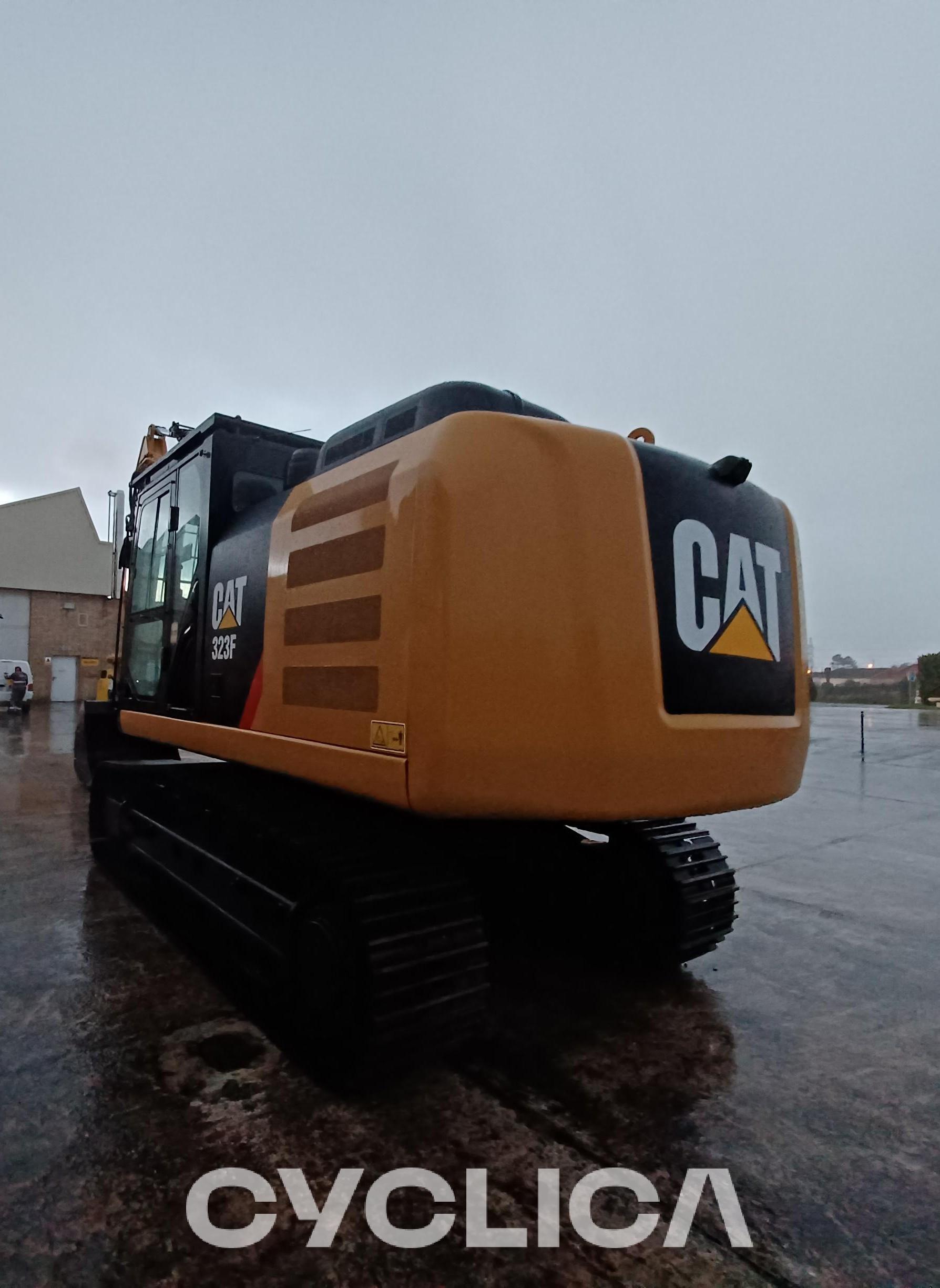 Bageri gusjeničari  323F SA FA210187 - 4