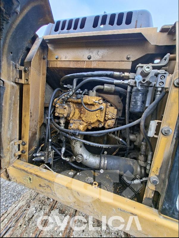 Ровокопачи-гасеничари 319C KGL00812 - 10