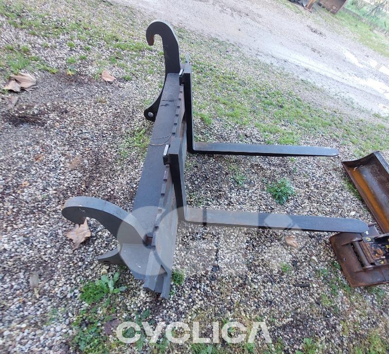 Ngarkues/Gërmues me Rrota  WB97R-8 F60040 - 12