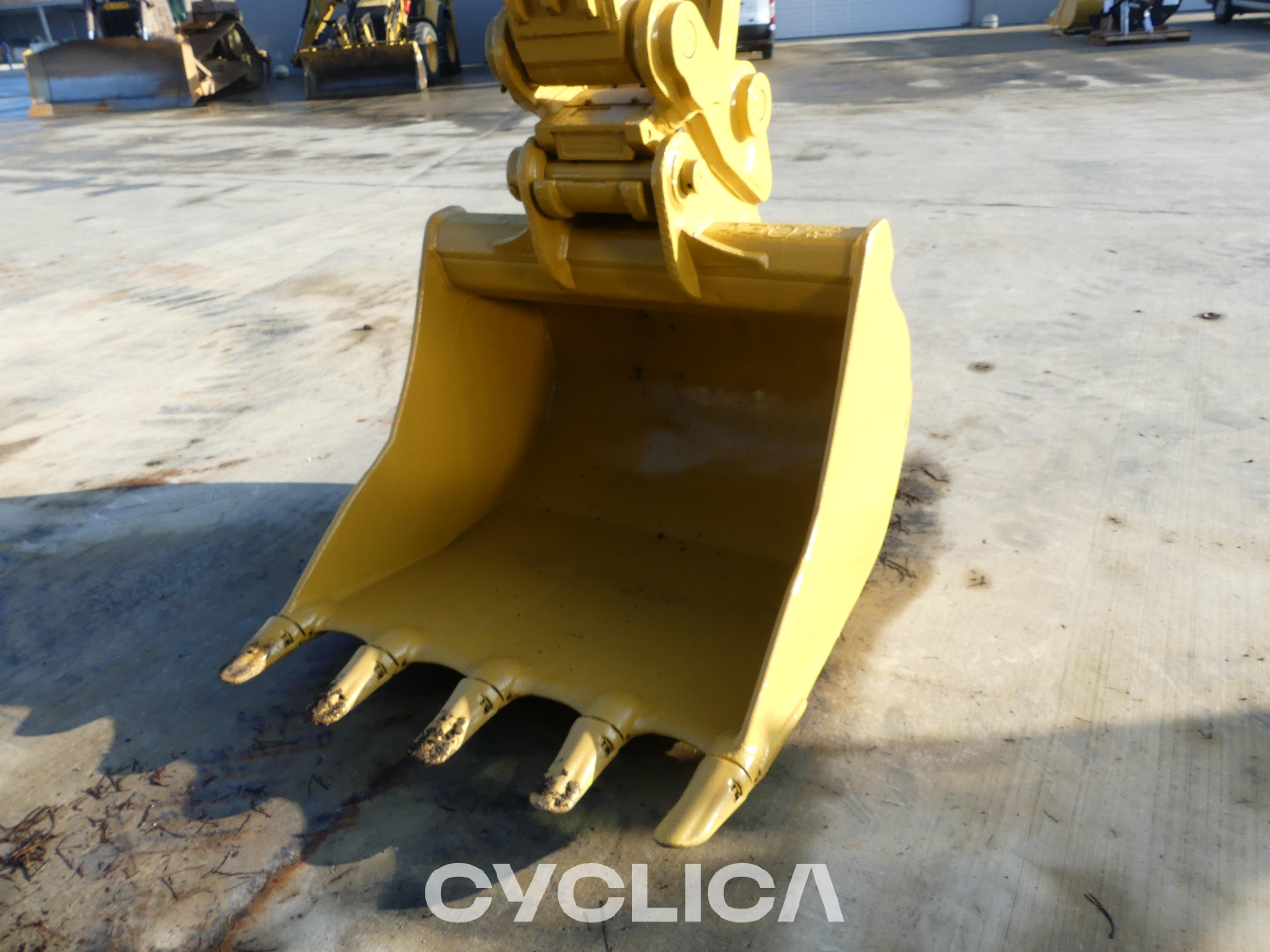 Bageri guseničari  323-07N KPE00205 - 15