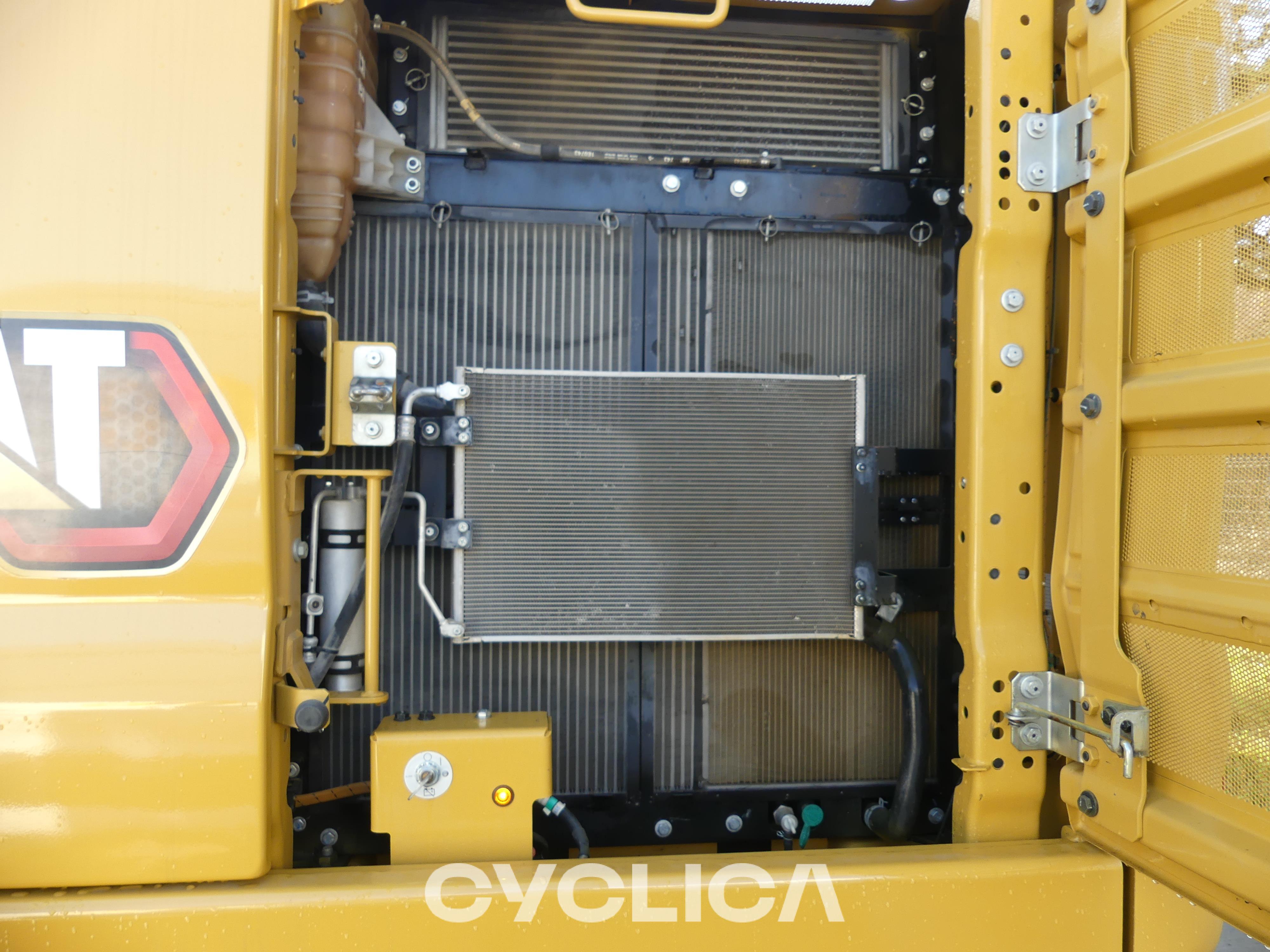 Bageri guseničari  323-07N KPE00205 - 10