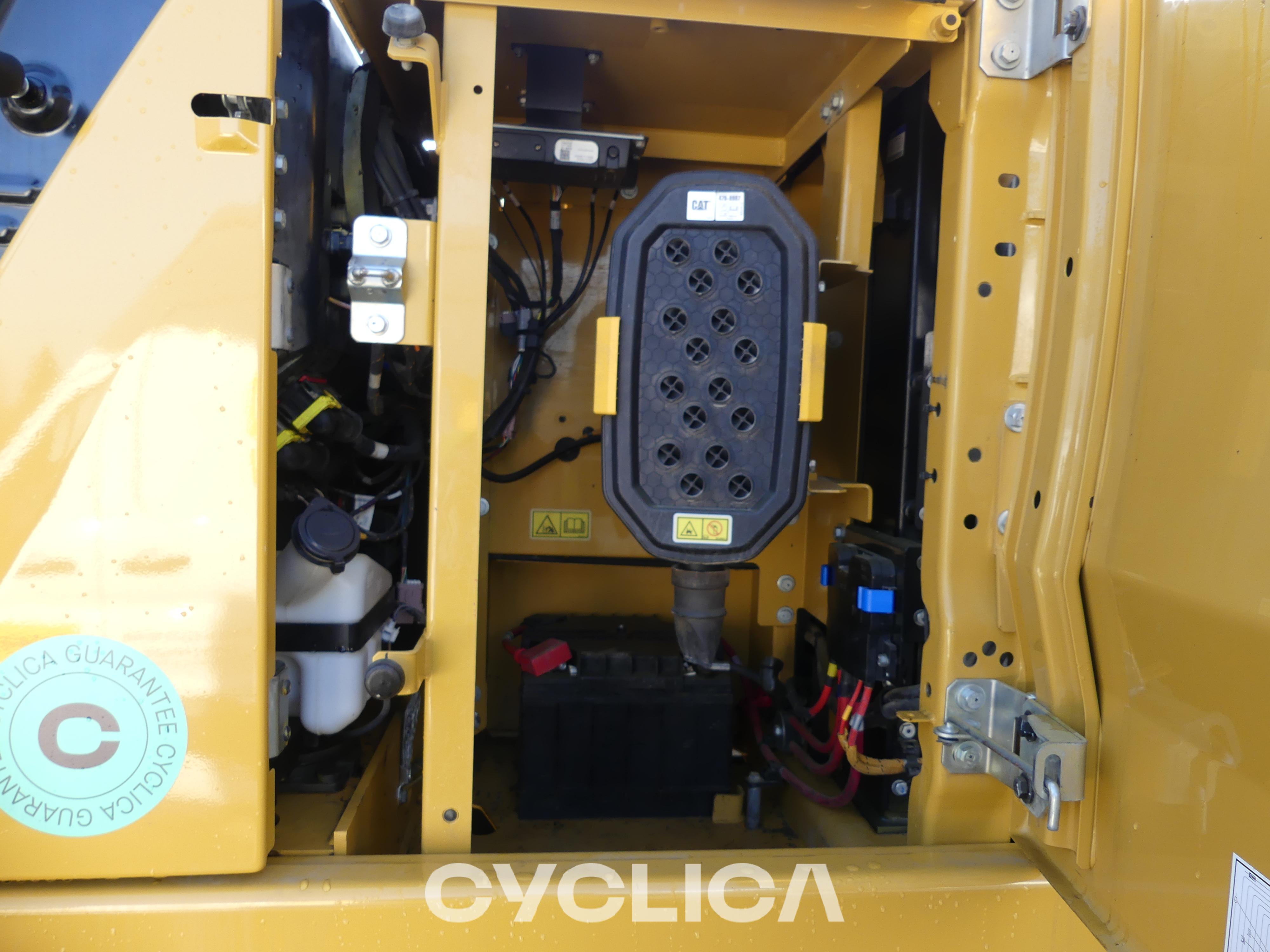 Bageri guseničari  323-07N KPE00205 - 9