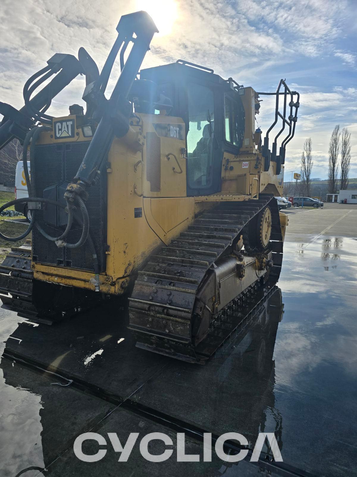 Bulldozers and crawler tractors  D6T XL 2B300179 - 1