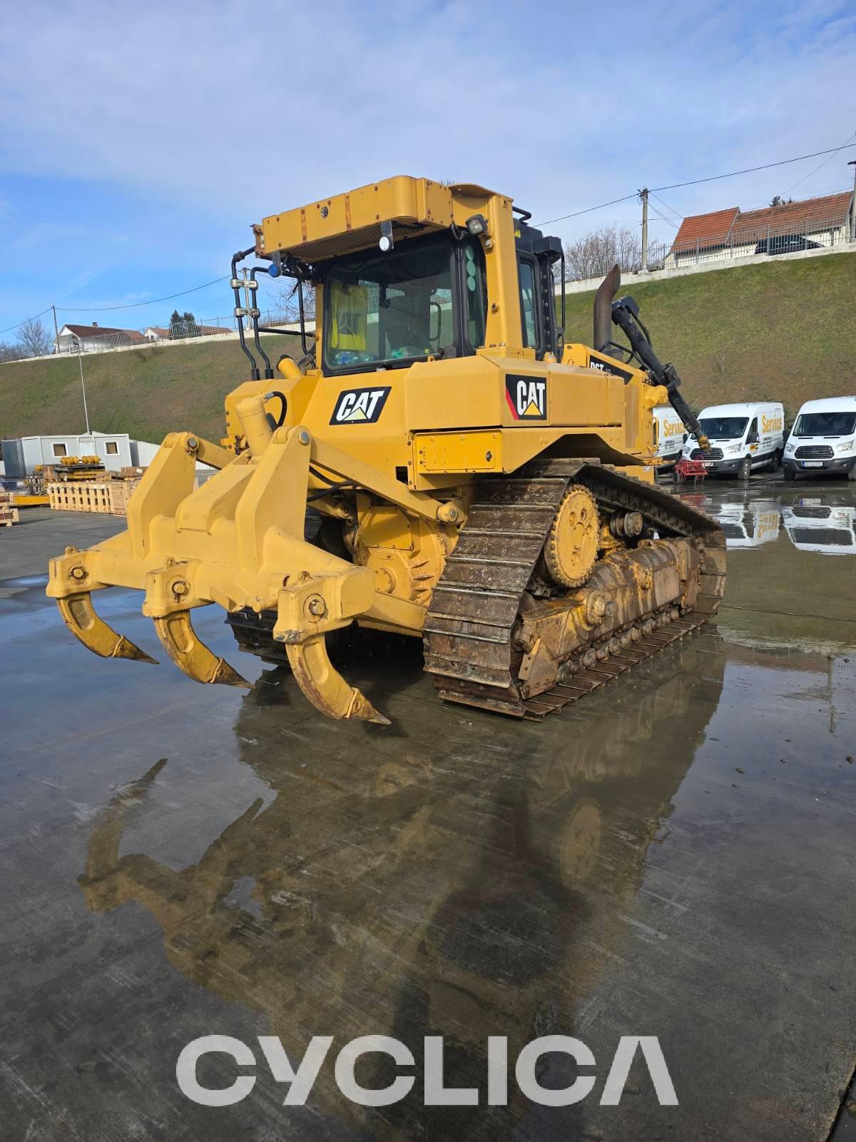 Bulldozers and crawler tractors  D6T XL 2B300179 - 2